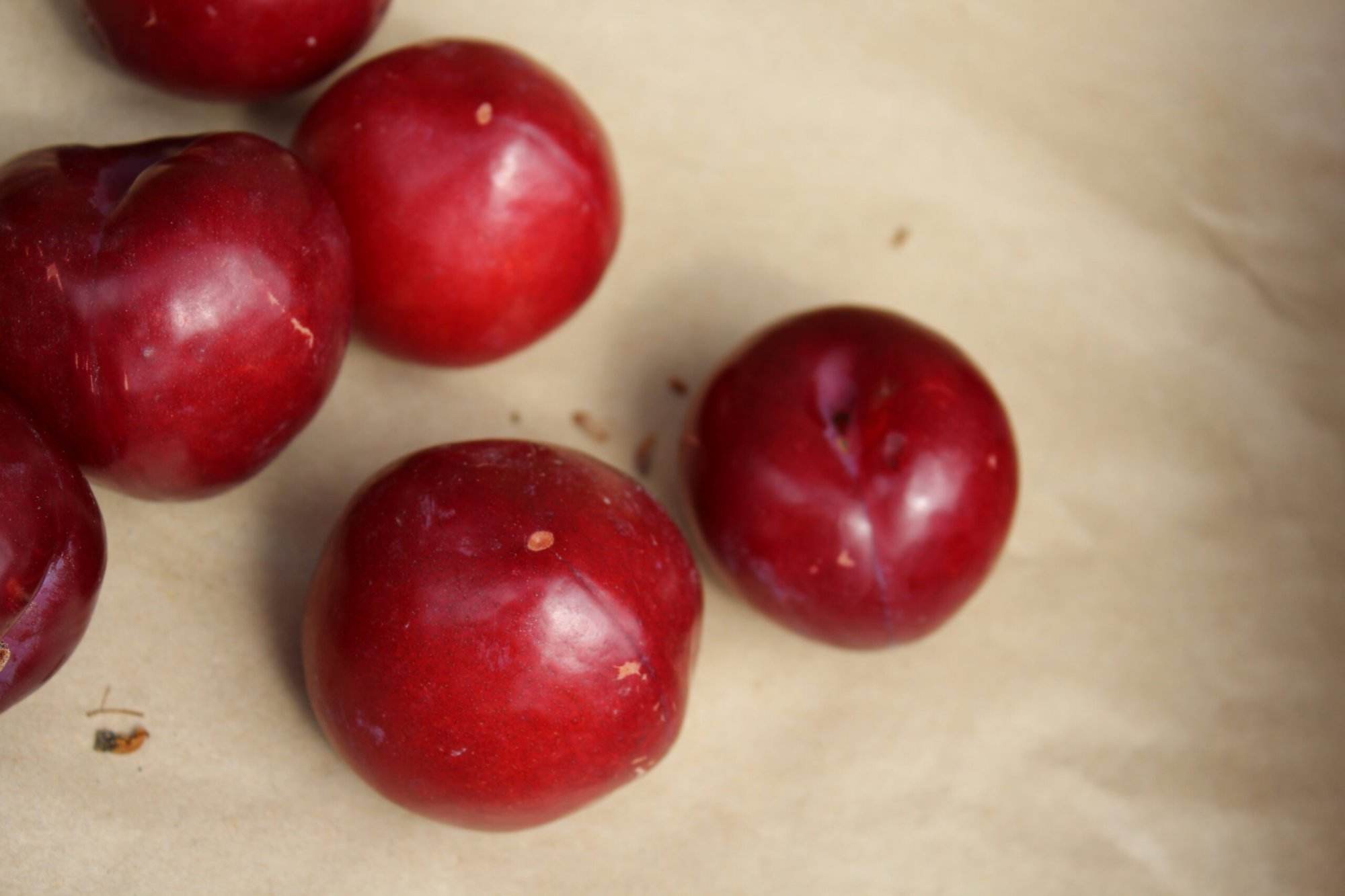 Plum salad (with crumbly cheese, green leaves and almonds)