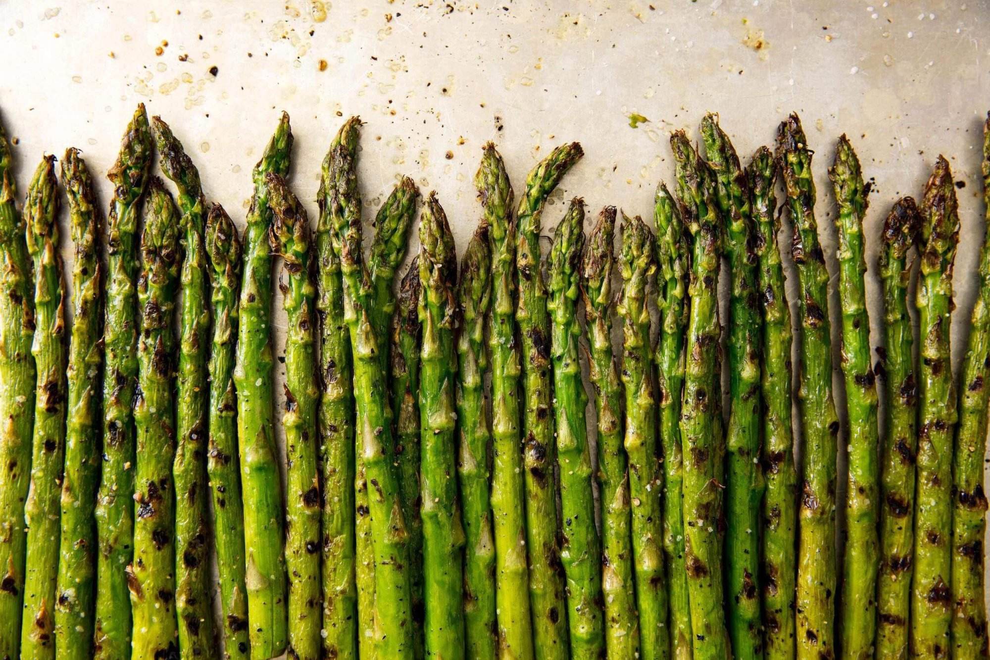 Short pasta with asparagus, lemon, garlic and parsley