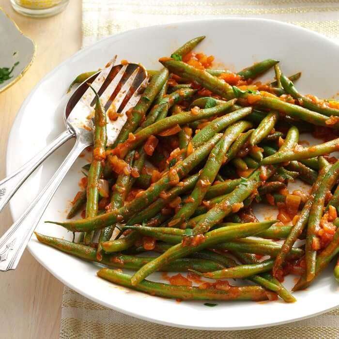 Sauteed green beans with tomato and onion