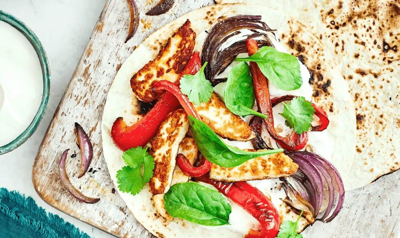 Fajitas with red pepper and halloumi
